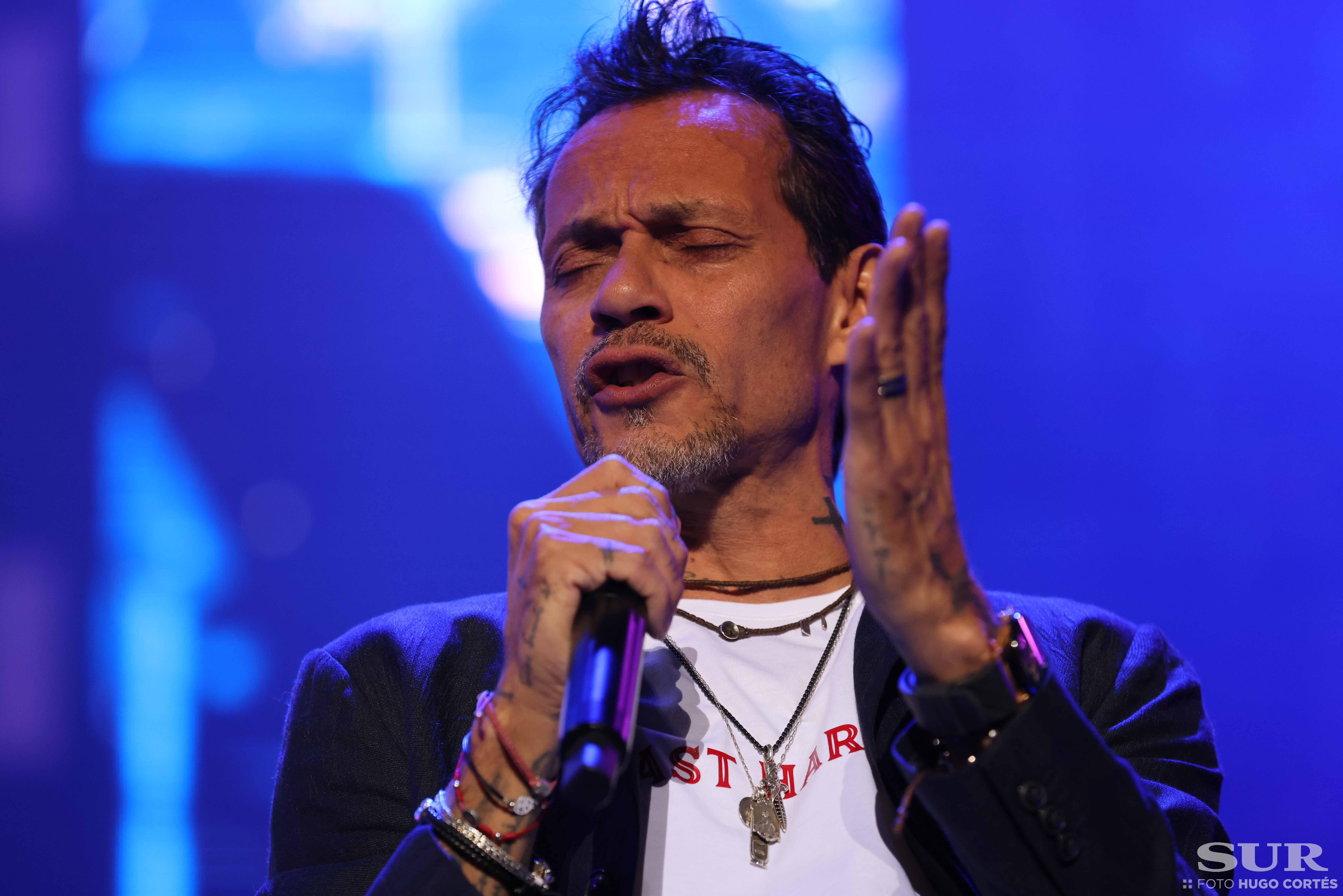 Más de 17.000 almas bailan la salsa y cantan los míticos temas del artista dos años después del concierto previsto para antes del Covid