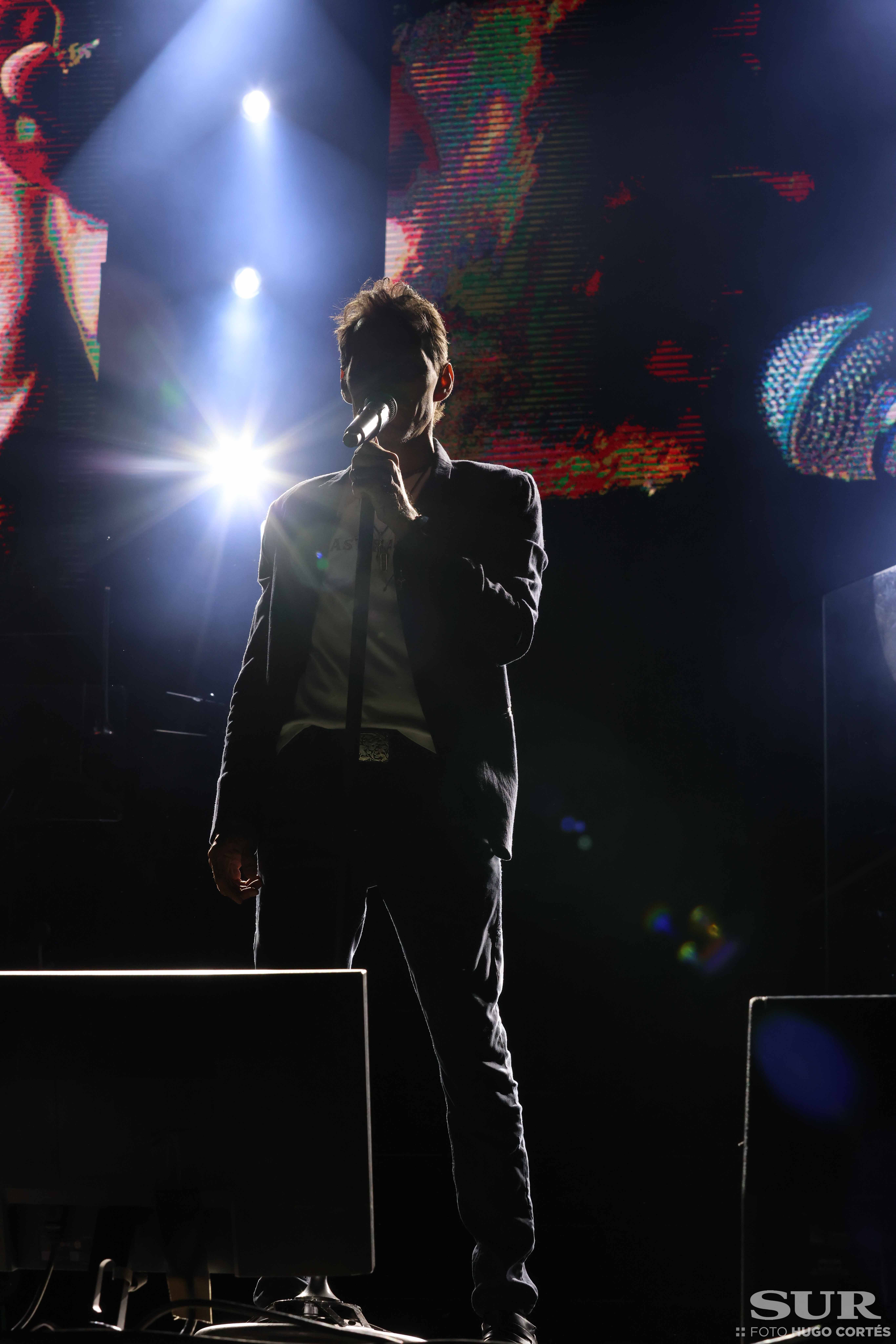 Más de 17.000 almas bailan la salsa y cantan los míticos temas del artista dos años después del concierto previsto para antes del Covid