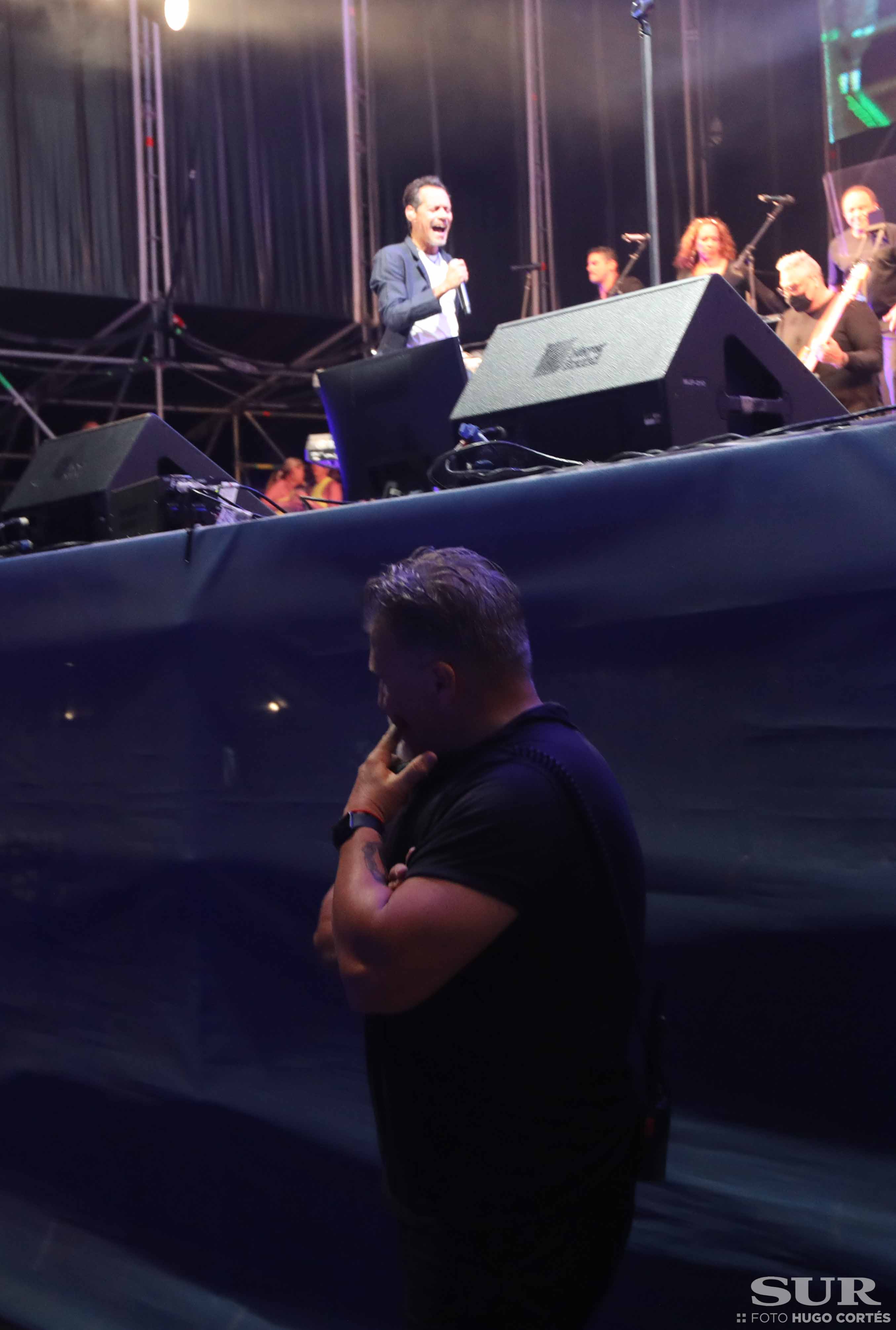 Más de 17.000 almas bailan la salsa y cantan los míticos temas del artista dos años después del concierto previsto para antes del Covid