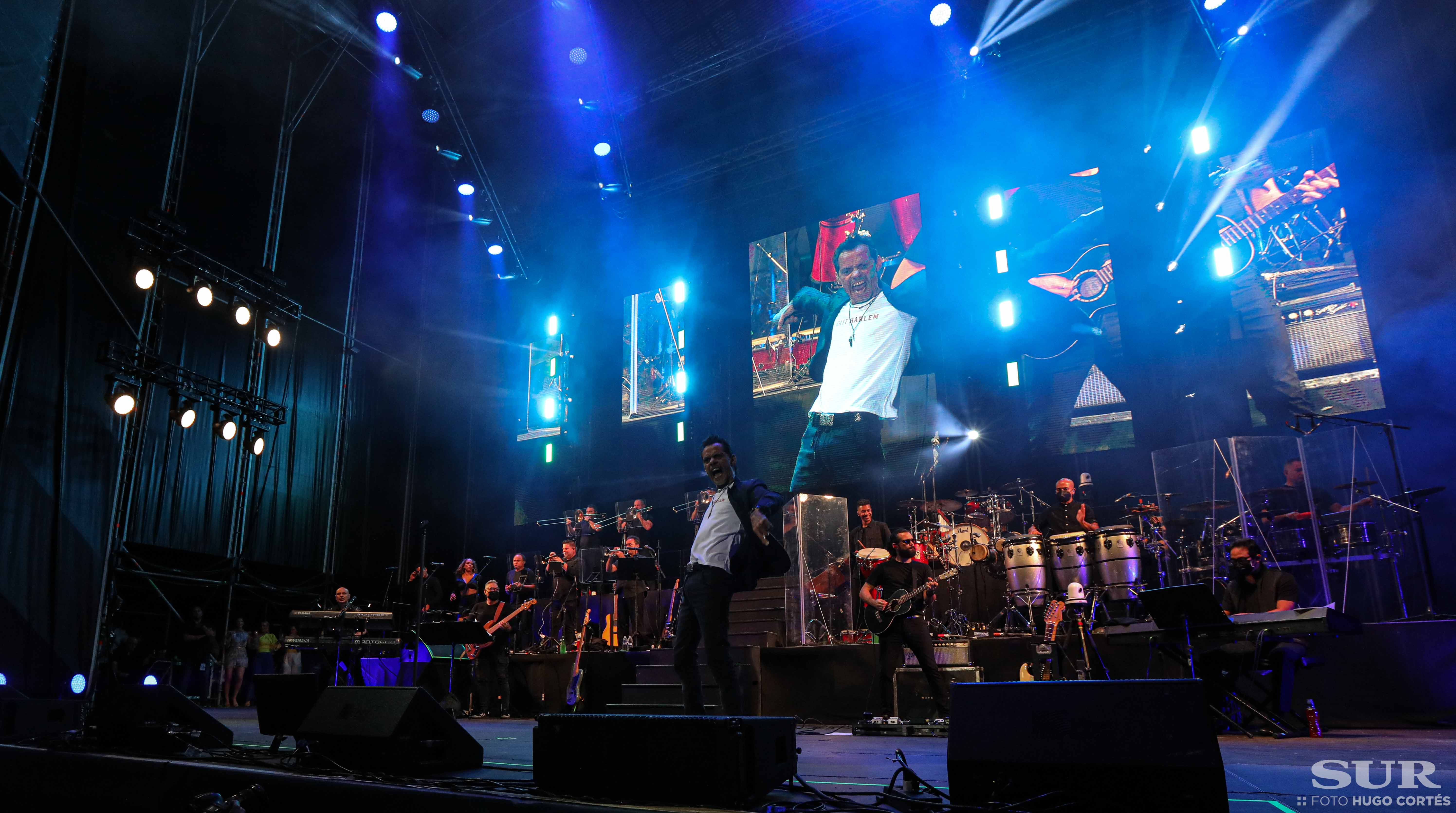 Más de 17.000 almas bailan la salsa y cantan los míticos temas del artista dos años después del concierto previsto para antes del Covid