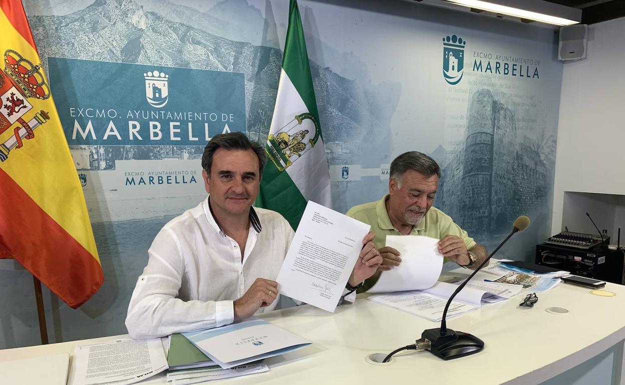 El edil portavoz, Félix Romero, con la carta a la minsitra, junto al director general de Nuevas Tecnologías, Baldomero León. 