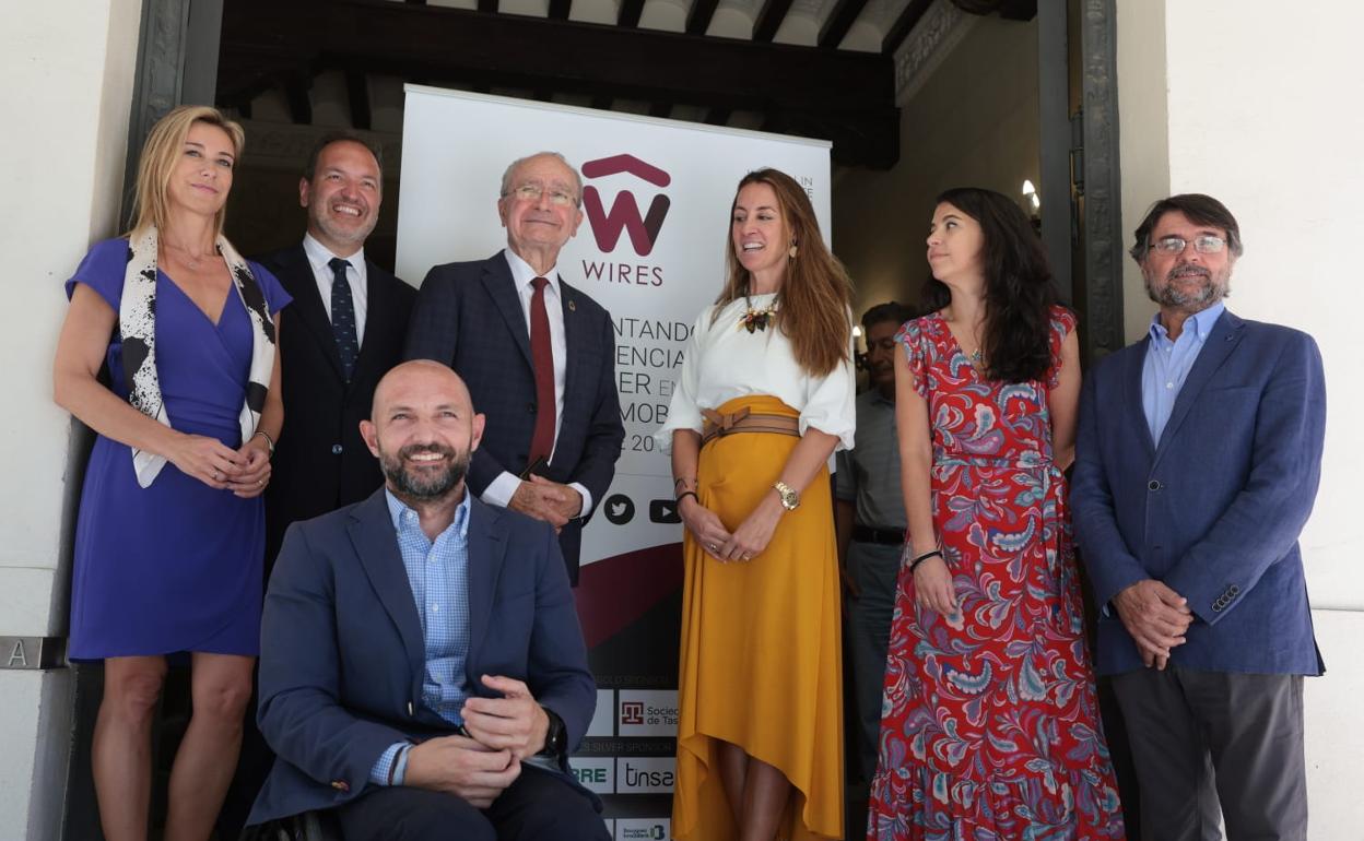 Foto de familia antes de empezar la ponencia para debatir sobre los modelos de la ciudad del futuro. 