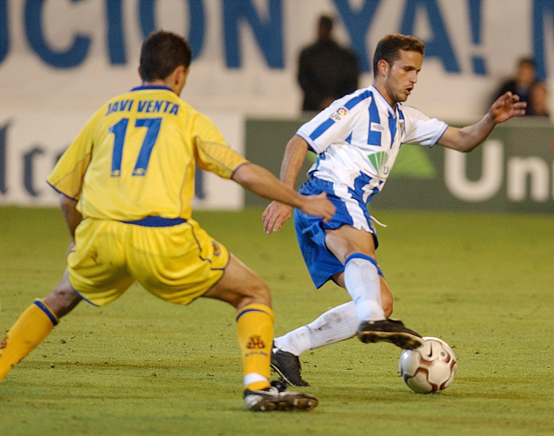 Sandro, en una de sus jugadas más características con el Málaga.