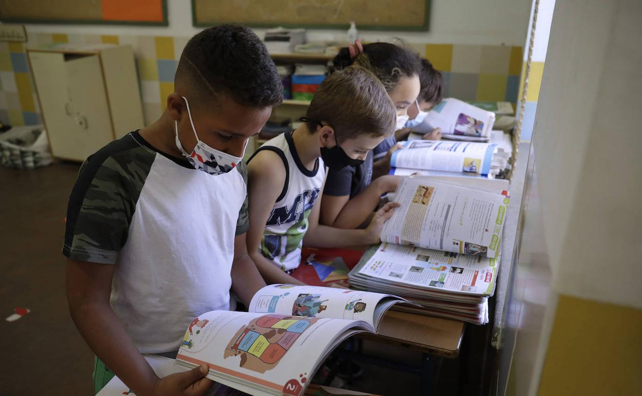 Un grupo de escolares en el colegio Miguel de Cervantes de la capital, durante las clases de refuerzo del verano pasado. 