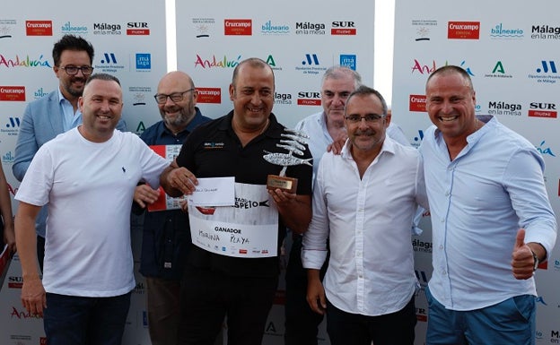 Bernardo, Francisco y Miguel Díez del chiringuito Marina Playa, con Manuel Guerrero de Turismo Andaluz. 