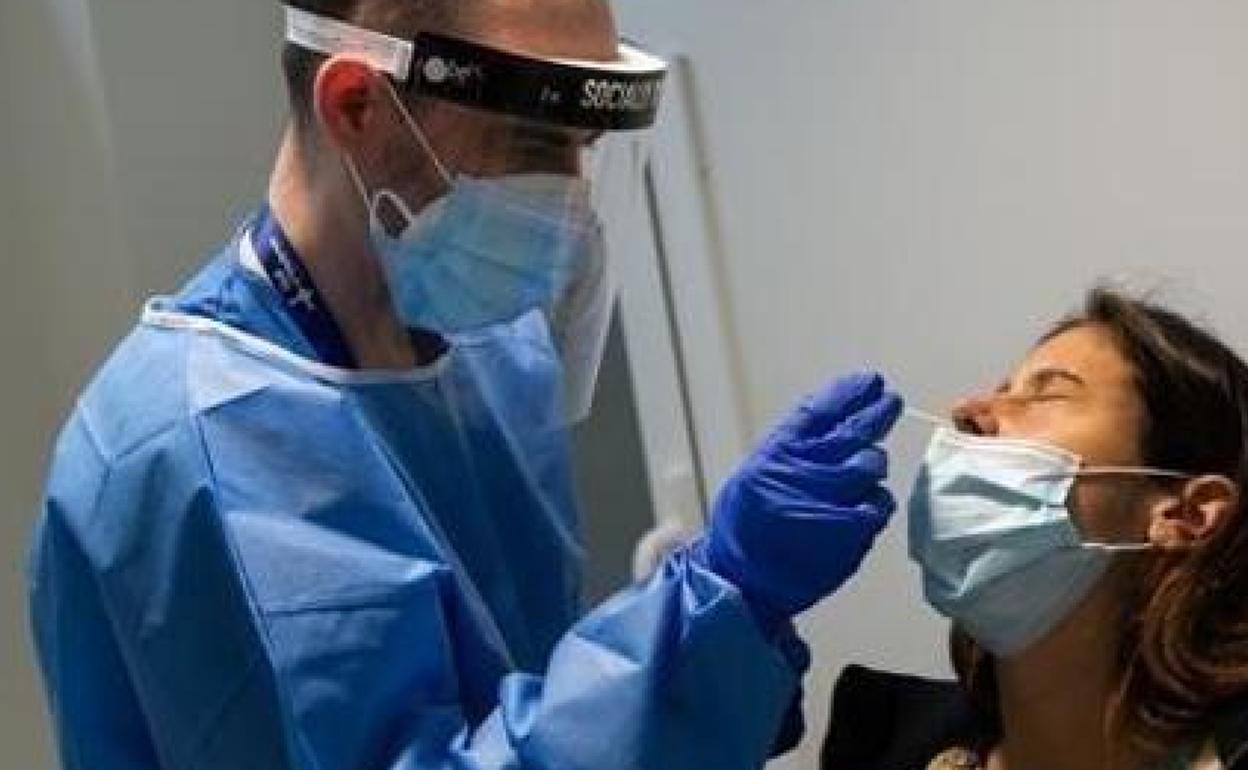 Séptima ola covid: Un virólogo español asegura que las actuales vacunas contra el coronavirus pierden el 99% de su eficacia