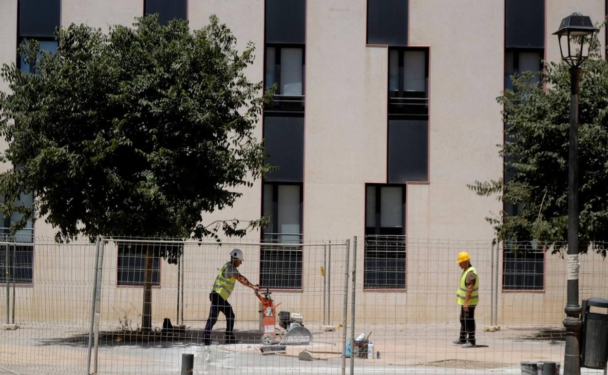 Los operarios de Verosa ya han empezado a preparar el espacio al que se trasladará la pérgola. 