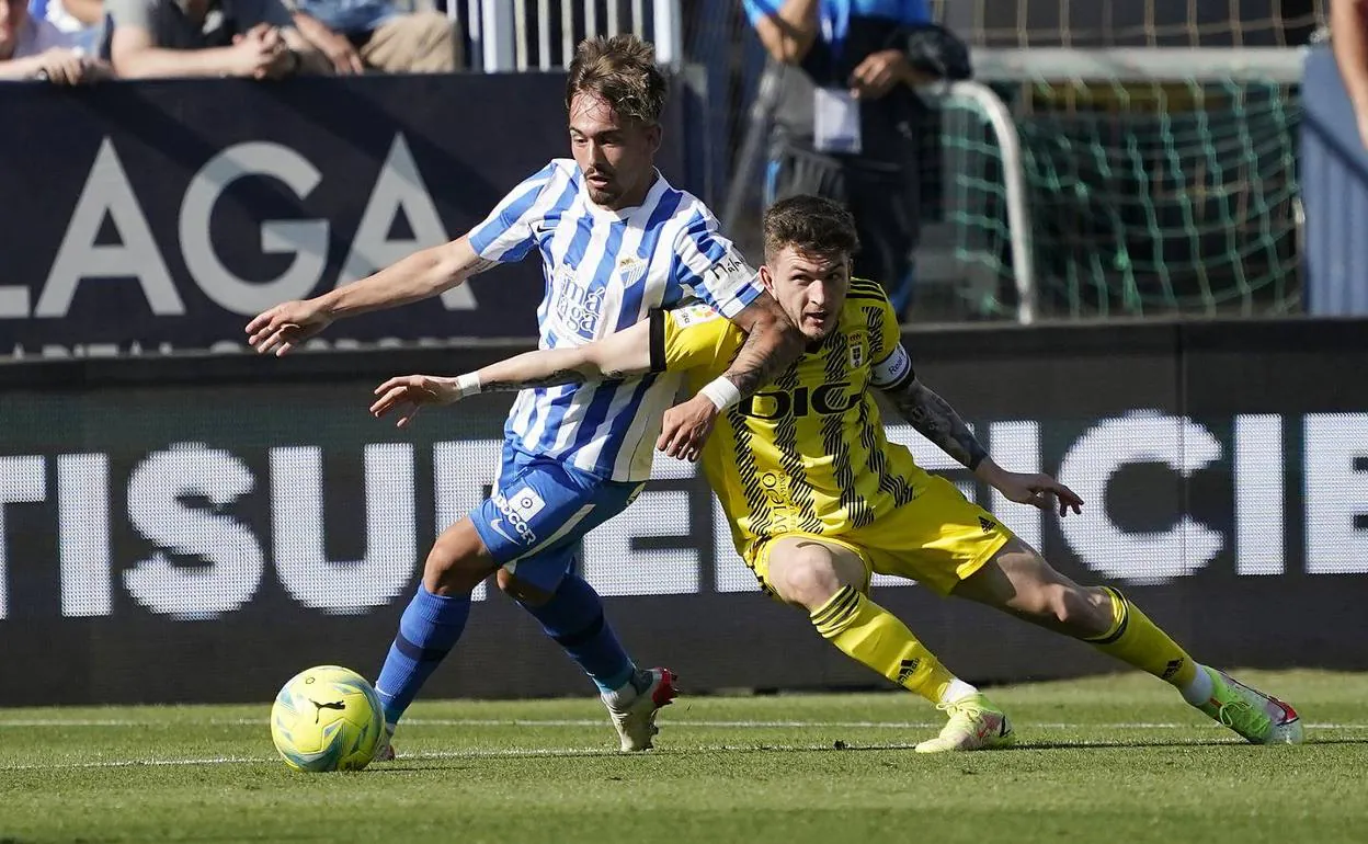 Víctor Olmo, en el partido de su debut, en La Rosaleda contra el Oviedo. 