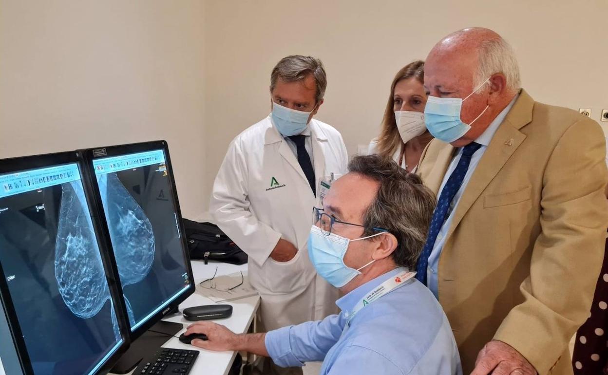 El consejero de Salud y Familias, Jesús Aguirre, en su visita al centro de detección precoz de cáncer de mamá en Córdoba. 