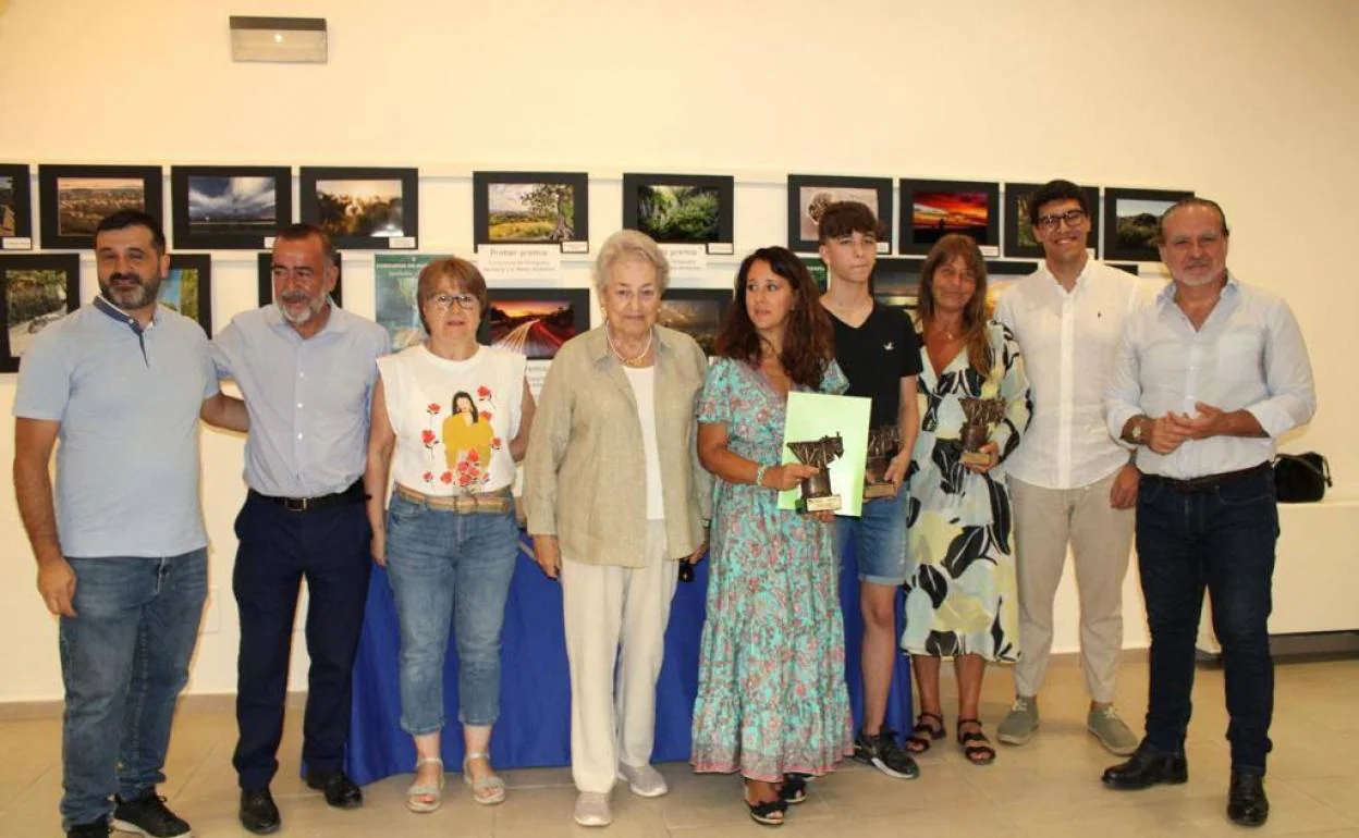 Foto de familia con los premiados del II Concurso de Fotografía Marbella y el Medio Ambiente. 