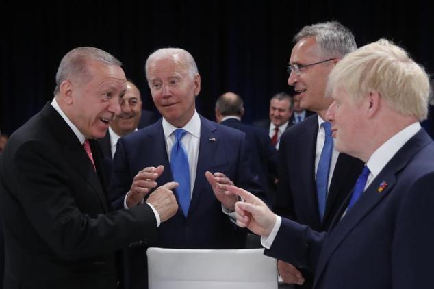 Biden bromea con Erdogan (Turquía), Stoltemberg (OTAN) y Boris Johnson (Reino Unido). 