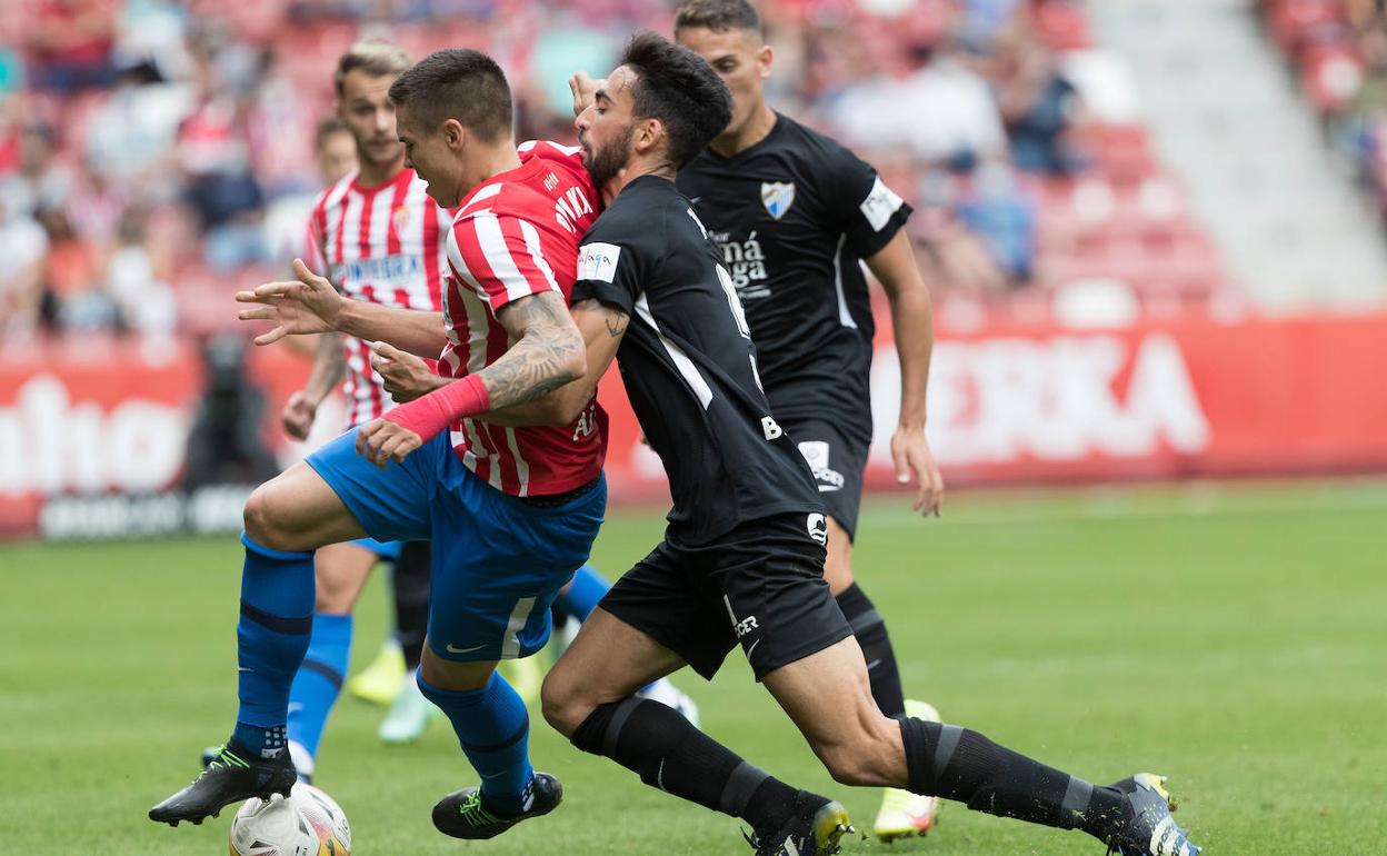 Juande carga a Djurdjevic, ariete del Sporting, para evitar que pueda girarse con el balón controlado. 