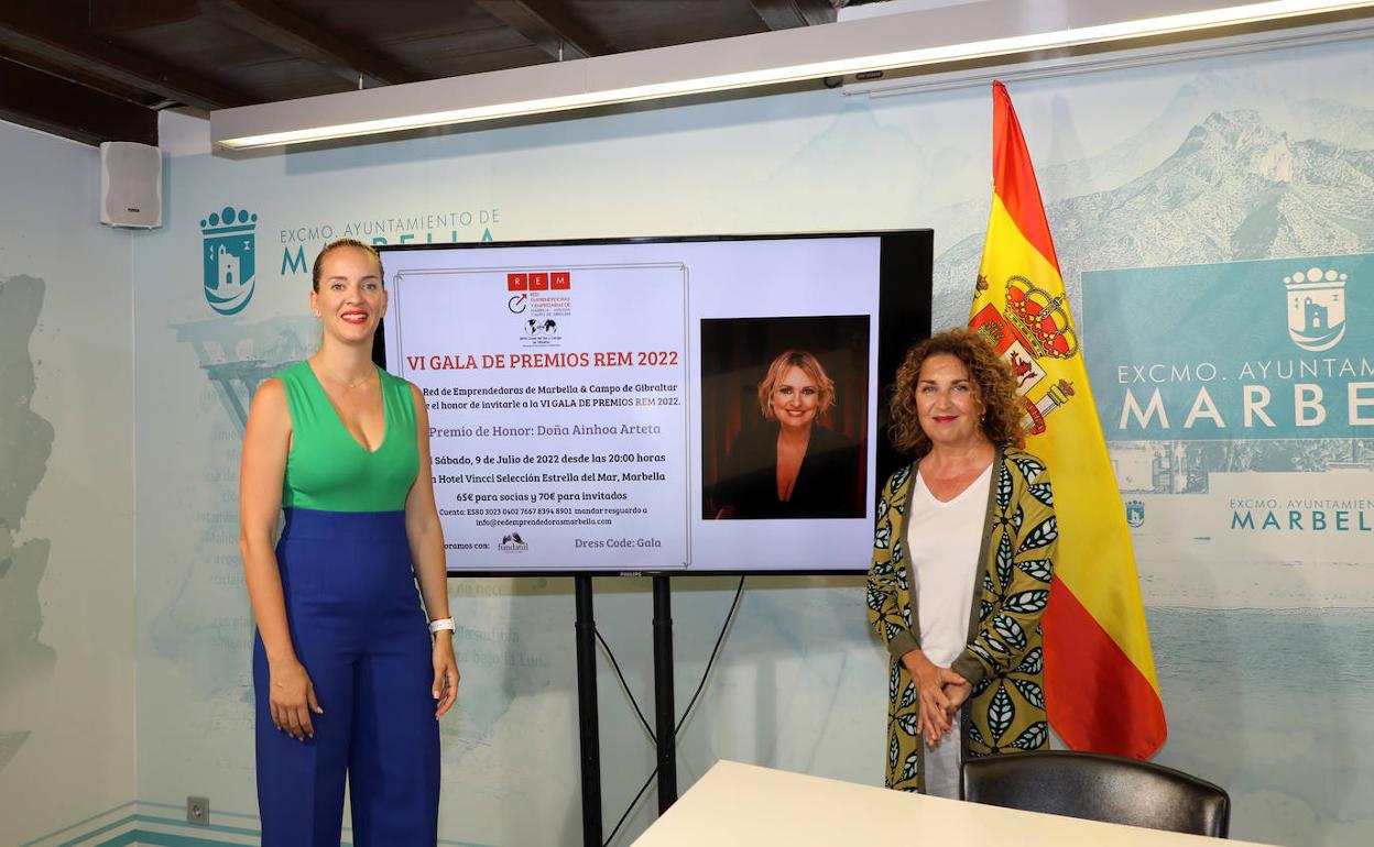 La presidenta de REM, Isabel Carrasco, y la concejala de Igualdad, Isabel Cintado, en la presentación de los premios. 