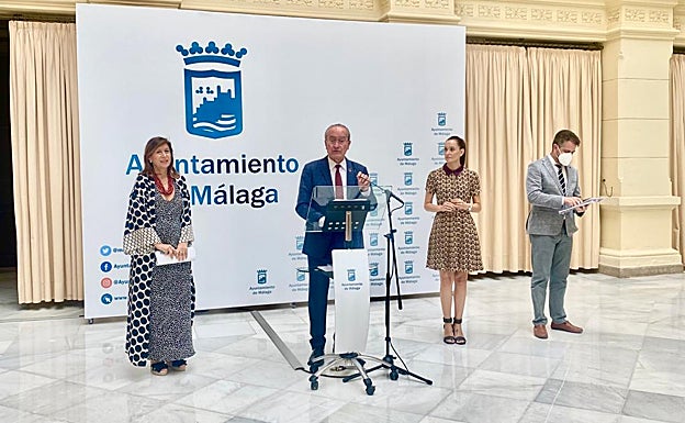 De la Torre interviene entre la concejala de Medio Ambiente, Gema del Corral; la portavoz popular, Elisa Pérez de Siles y el edil de Economía, Carlos Conde. 