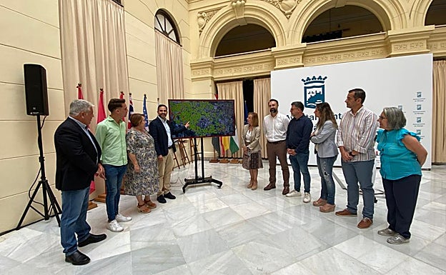 El portavoz socialista, Dani Pérez, con su equipo de concejales, en el patio de Banderas.