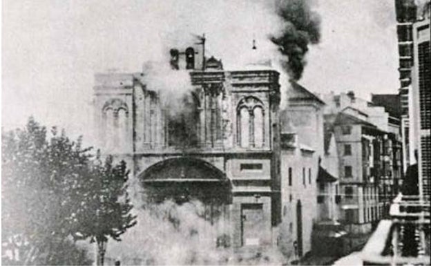 Imagen principal - Arriba, la iglesia, ardiendo en 1931. Abajo, a la izquierda, edificio Pertika. Al lado, interior de la iglesia destruida.