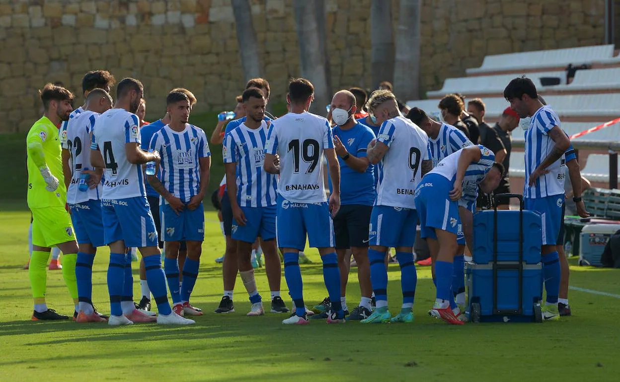Jugadores del Málaga durante un partido de la pretemporada del verano pasado en Marbella Football Center.