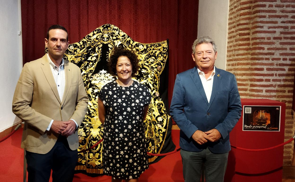 Acto de inauguración de la muestra, este jueves en el Museo de la Semana Santa de Vélez-Málaga. 