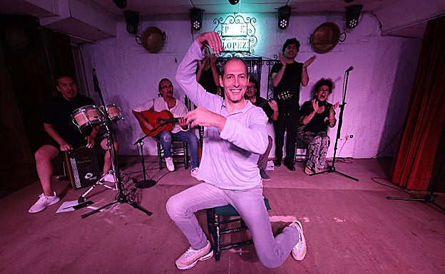 Manuel Bandera, junto al resto de artistas, en los ensayos del espectáculo esta semana. 