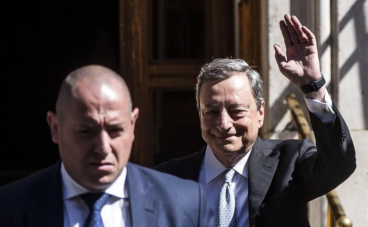 El primer ministro de Italia, Mario Draghi, a su llegada este jueves a Roma tras abandonar la cumbre de la OTAN para atender las tensiones en el seno de su Ejecutivo