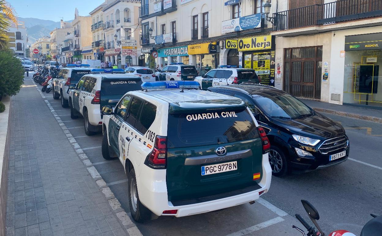 Vehículos de la Guardia Civil en la nerjeña plaza de La Ermita, en una de las operaciones desarrolladas. 