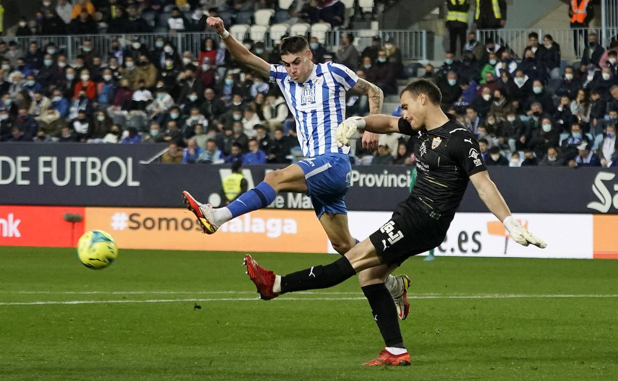 Roberto, en un partido con el Málaga durante la pasada temporada.