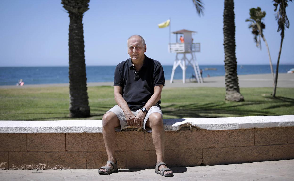 Enrique Urkijo, en el paseo marítimo de La Cala, durante la entrevista. 