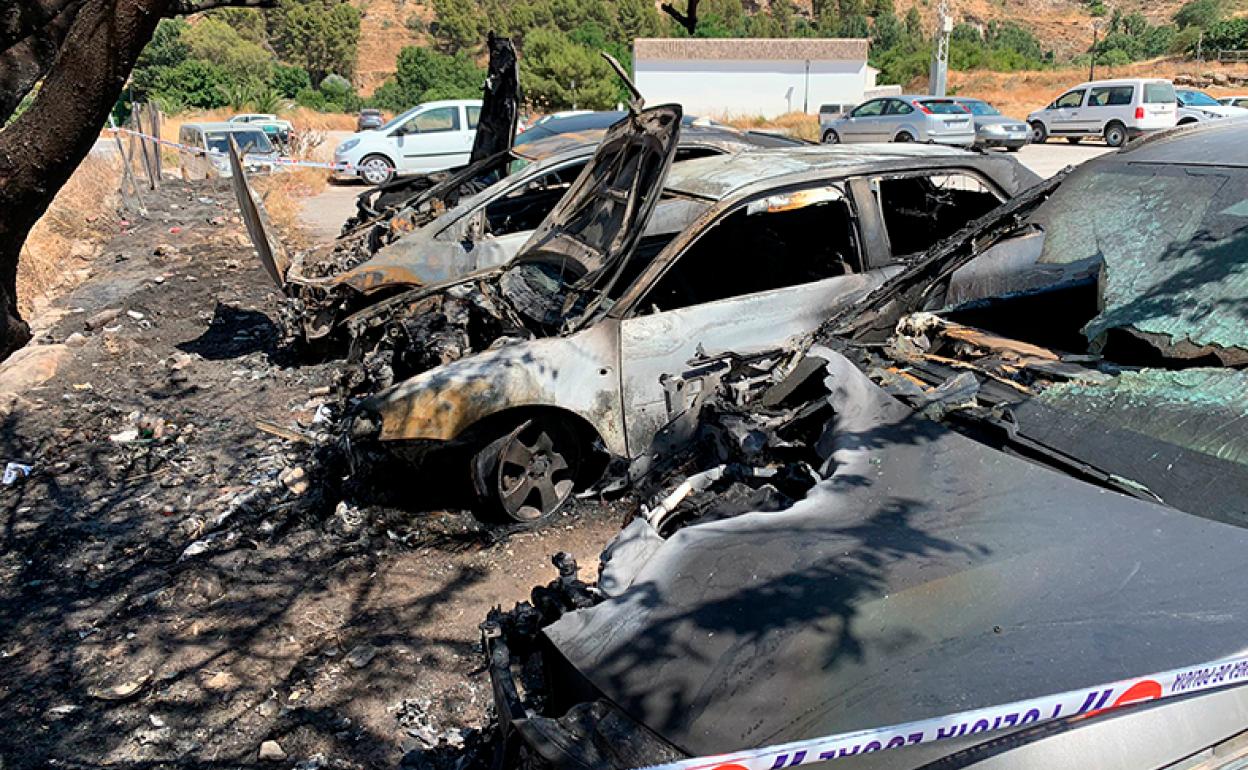 Cuatro coches quedaron destruidos por las llamas este viernes 1 a mediodía 