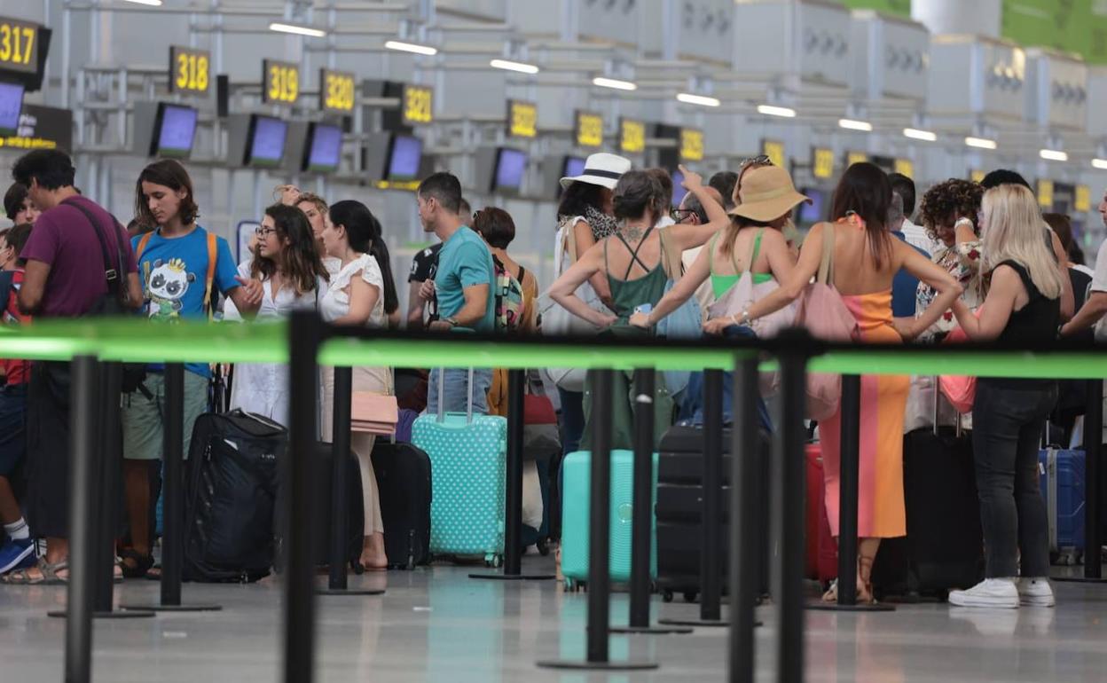 Colas para facturar el equipaje ayer en el aeropuerto de Málaga. 