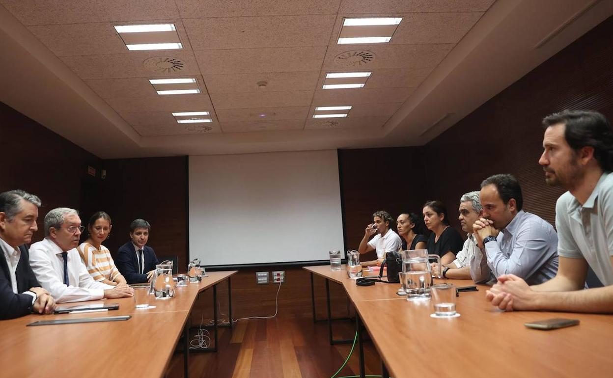 Rogelio Velasco y Antonio Sanz en la reunión ayer con los representantes de los trabajadores de Abengoa. 