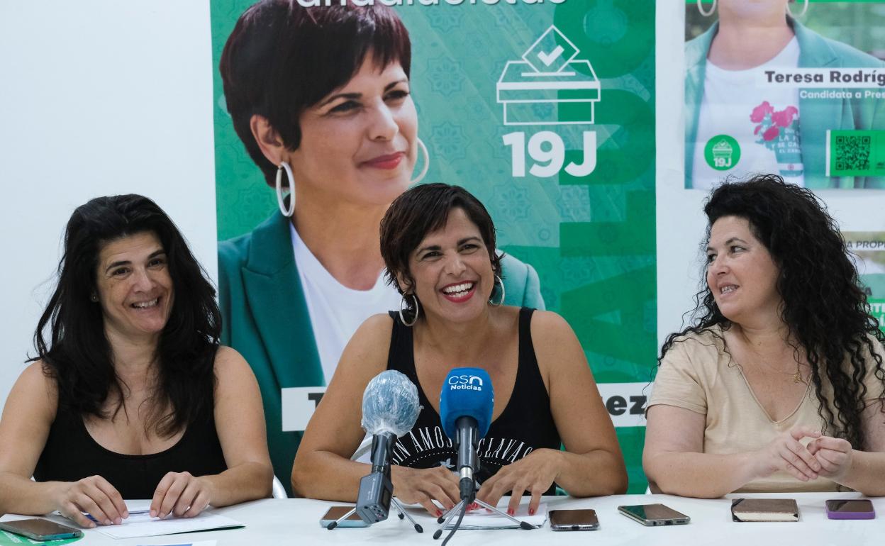 Teresa Rodríguez, en la sede de Adelante Andalucía en Málaga, junto a Carmen Máximo y Maribel Mora. 