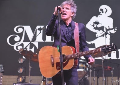 Imagen secundaria 1 - Arriba, aspecto del público de La Malagueta. Abajo, Mikel Erentxun (ex Ducan Dhu) y Juan Perro (ex de Radio Futura).