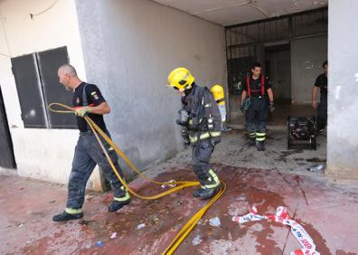 Imagen secundaria 1 - Un incendio en La Palmilla obliga al desalojo parcial de un edificio de diez plantas: «Hemos pasado mucha angustia»