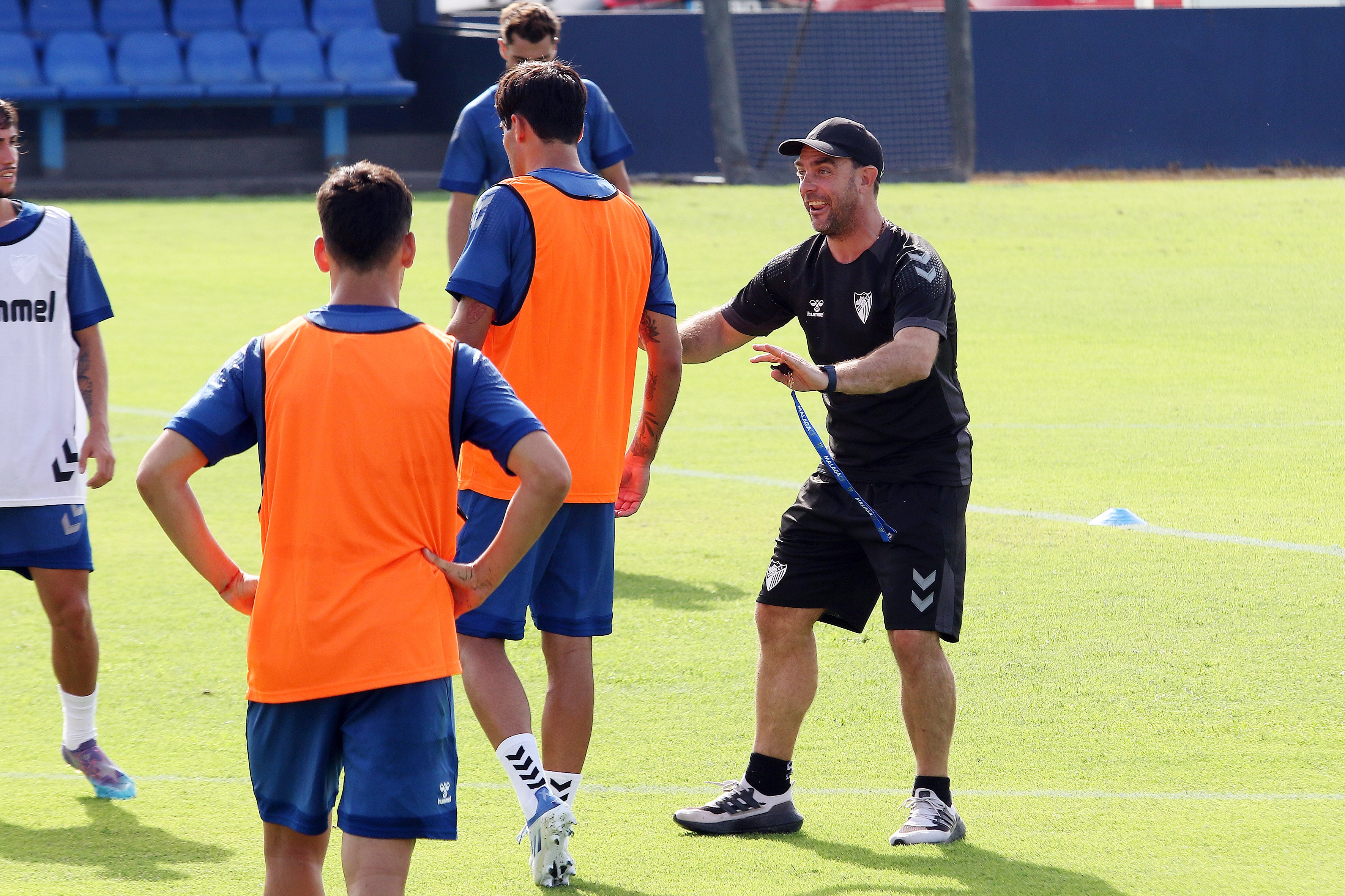 El último fichaje, Bustinza, completa su primer entrenamiento como blanquiazul mientras aún no se ha incorporado Juanfran. El equipo arranca con 15 canteranos y varios descartes en la rampa de salida