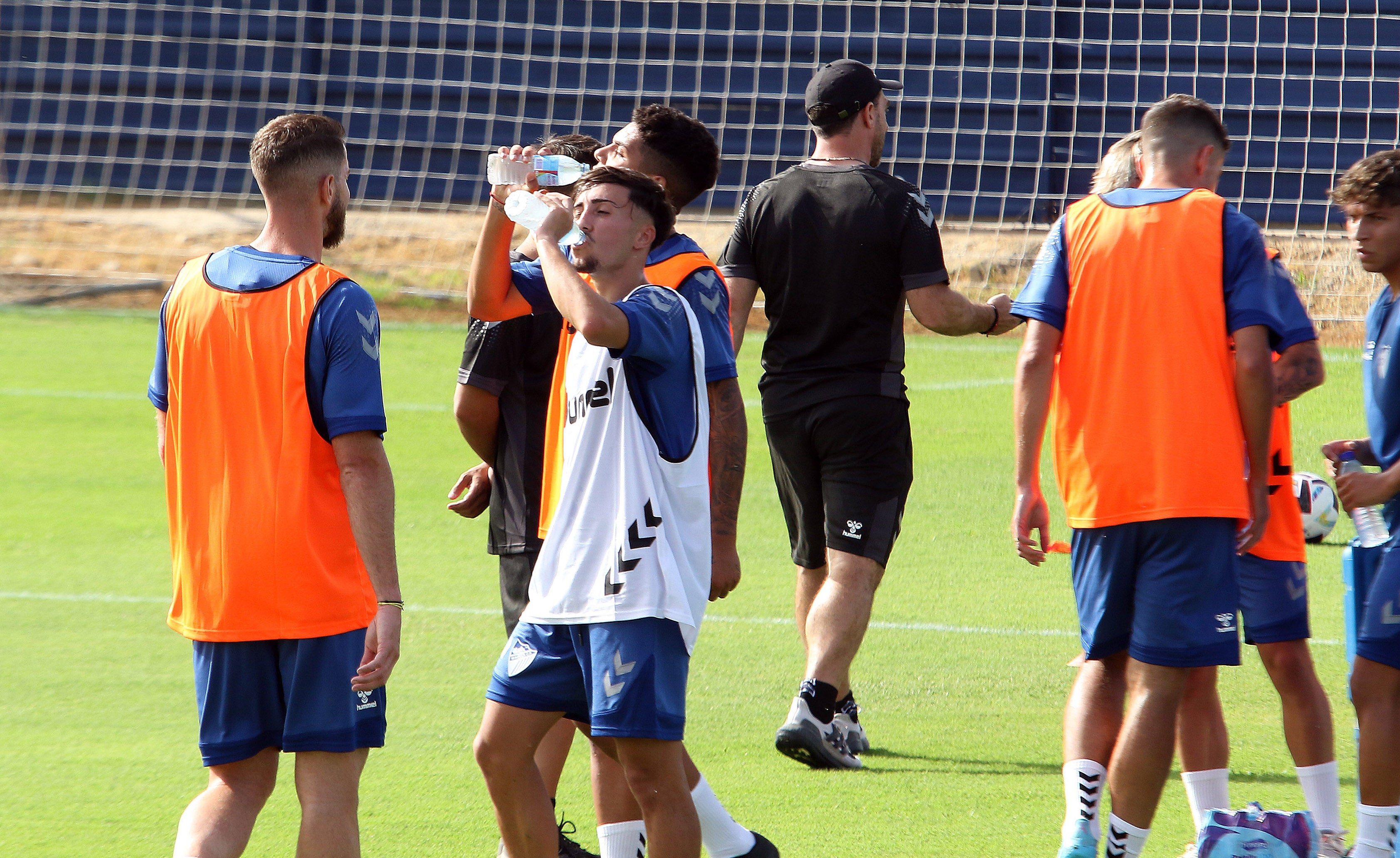 El último fichaje, Bustinza, completa su primer entrenamiento como blanquiazul mientras aún no se ha incorporado Juanfran. El equipo arranca con 15 canteranos y varios descartes en la rampa de salida