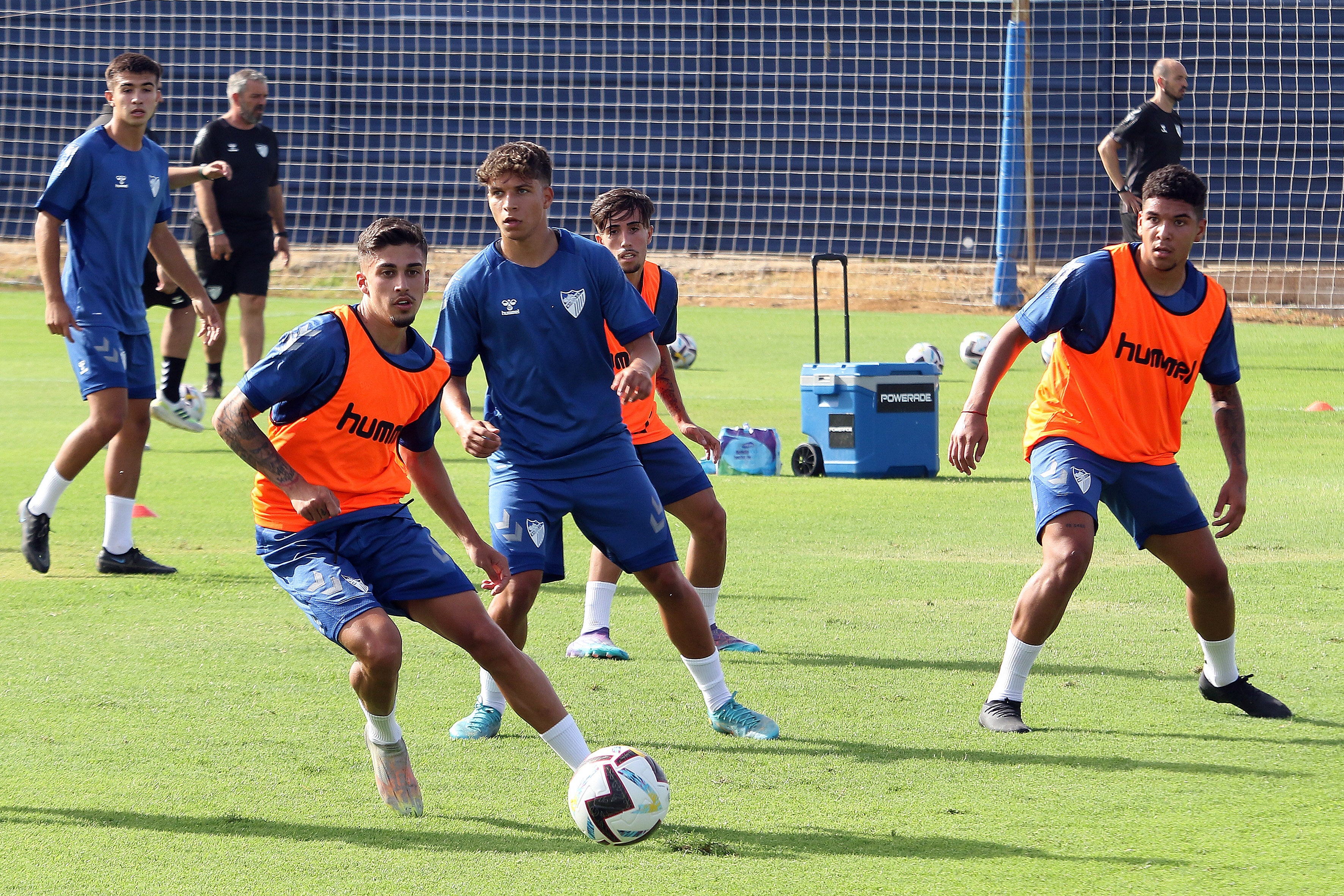 El último fichaje, Bustinza, completa su primer entrenamiento como blanquiazul mientras aún no se ha incorporado Juanfran. El equipo arranca con 15 canteranos y varios descartes en la rampa de salida