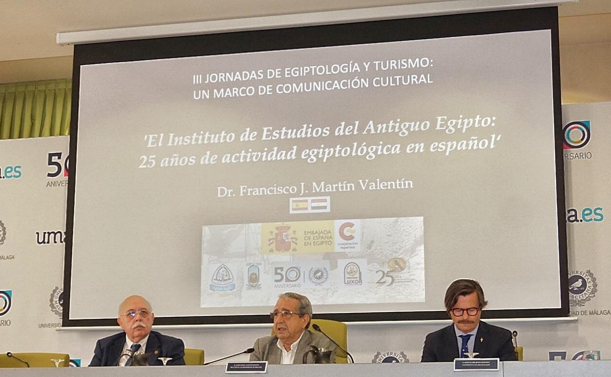 Francisco Martín, el rector y el catedrático de Arqueología Bartolomé Mora, en la inauguración de las jornadas. 