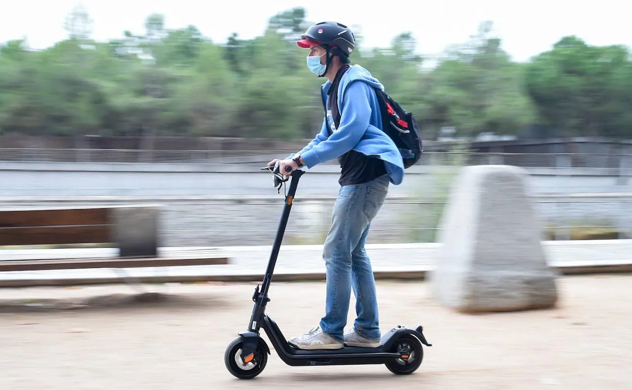 Málaga obligará a llevar casco a los conductores de patinetes eléctricos