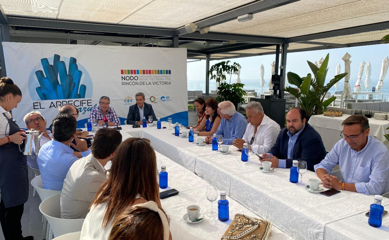 Encuentro sobre la Senda Azul celebrado este lunes en el restaurante La Caliza de Rincón de la Victoria. 