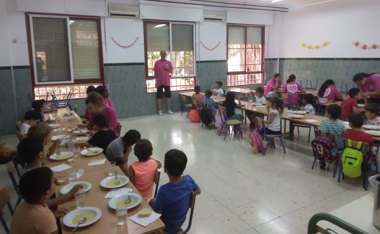 Niños, esta mañana en el CEIP Palma Palmilla, almorzando. 