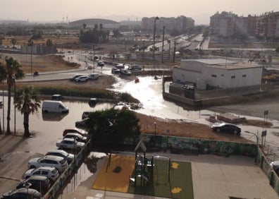 Imagen secundaria 1 - Las obras de urbanización en la zona dañaron la tubería de la estación de bombeo de aguas residuales.