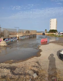 Imagen secundaria 2 - Las obras de urbanización en la zona dañaron la tubería de la estación de bombeo de aguas residuales.