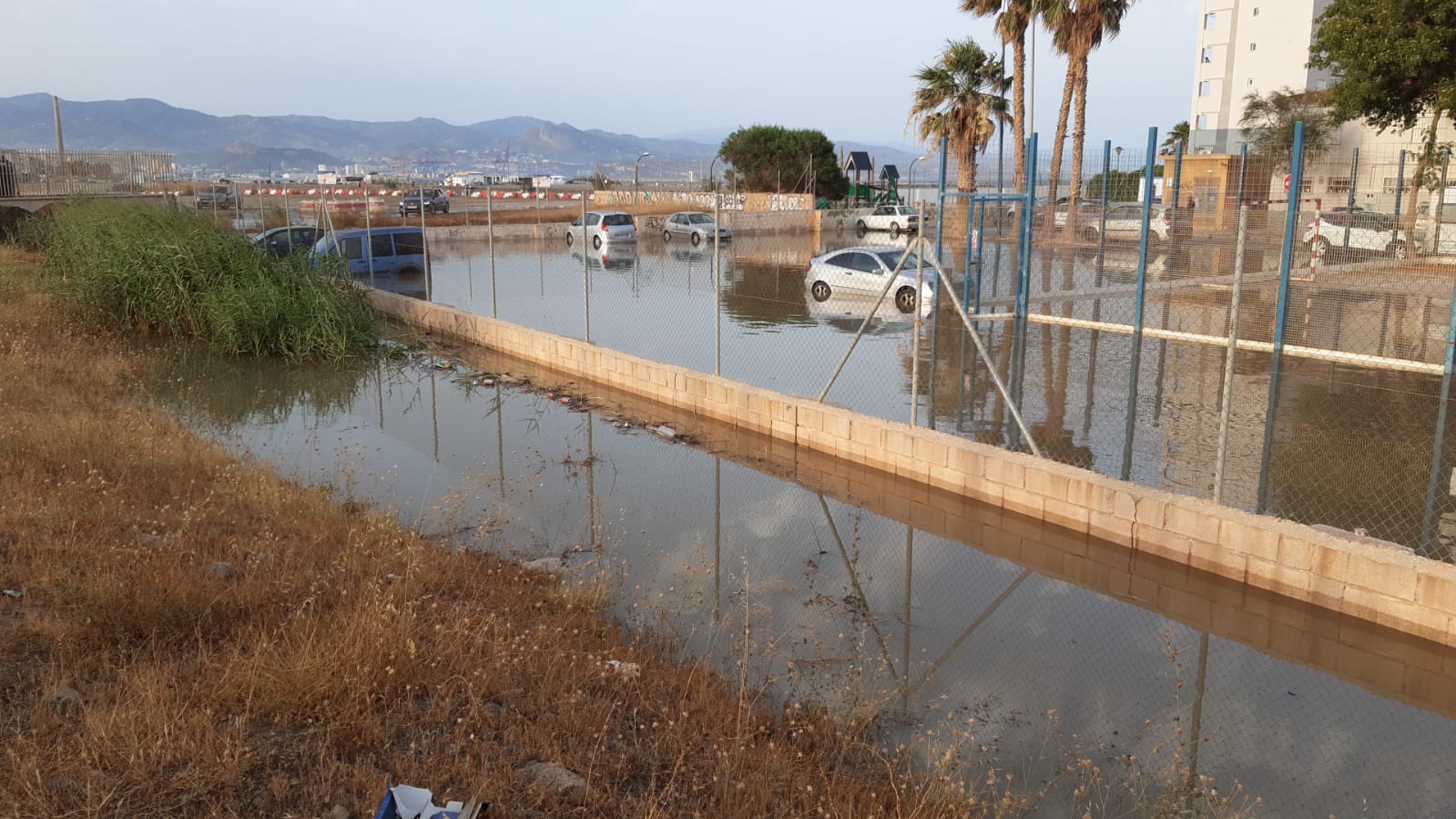 La constructora de las obras de urbanización que se están acometiendo en la zona dañaron la tubería de la estación de bombeo que impulsa las aguas residuales hasta la depuradora