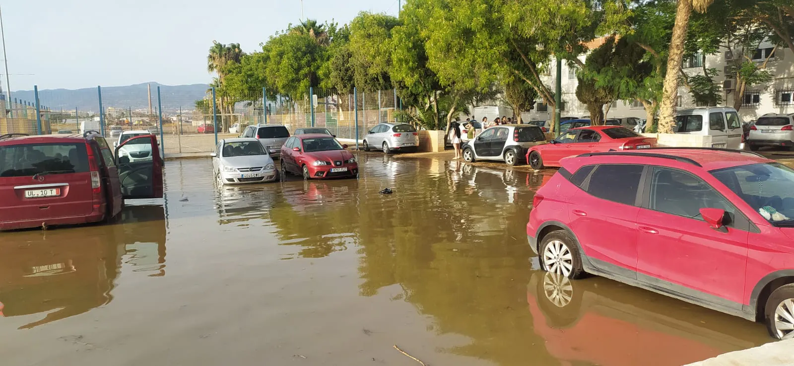 La constructora de las obras de urbanización que se están acometiendo en la zona dañaron la tubería de la estación de bombeo que impulsa las aguas residuales hasta la depuradora