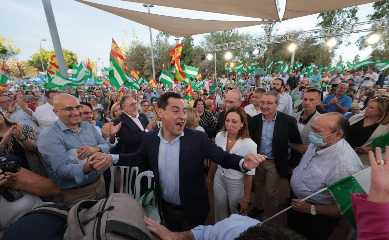 Juanma Moreno, en el mitin de Málaga del inicio de la campaña. 