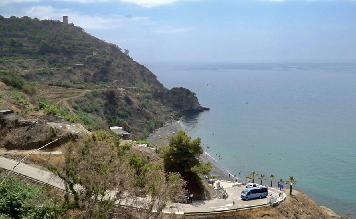 Imagen de la carretera de acceso a la playa de Maro con el minibús dispuesto por el Ayuntamiento de Nerja. 