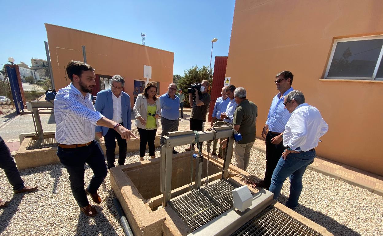 La consejera de Agricultura, Carmen Crespo, y el alcalde rinconero, Francisco Salado, este miércoles en la depuradora. 