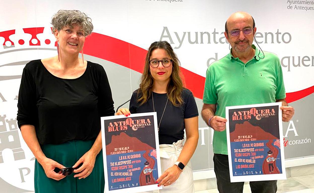 Barbra Tromp, Elena Melero y Antonio Navarro con el cartel del festival de blues de 2022 