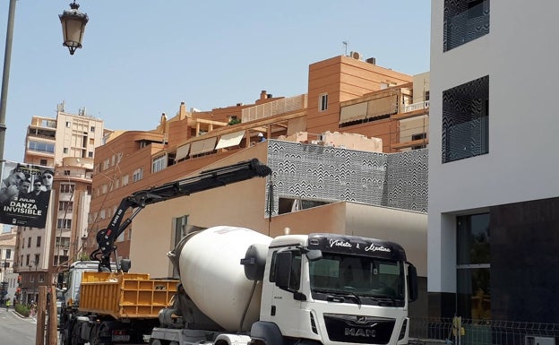 Imagen en la que se aprecia el derribo del casetón realizado sobre el edificio adyacente. 