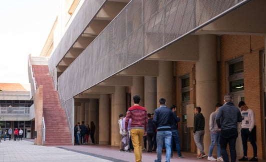 Estudiantes, en el edificio que comparten las escuelas de Informática y Telecomunicación. 